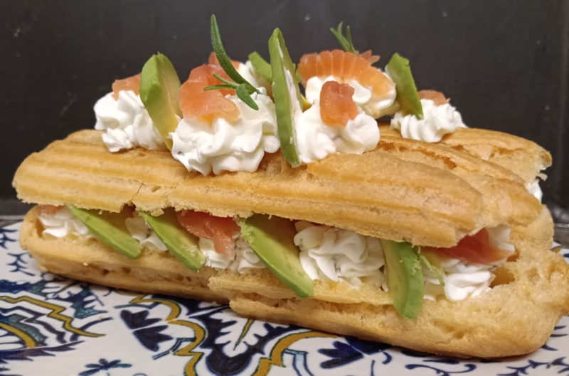 Eclairs de mascarpone, aguacate y salmón ahumado