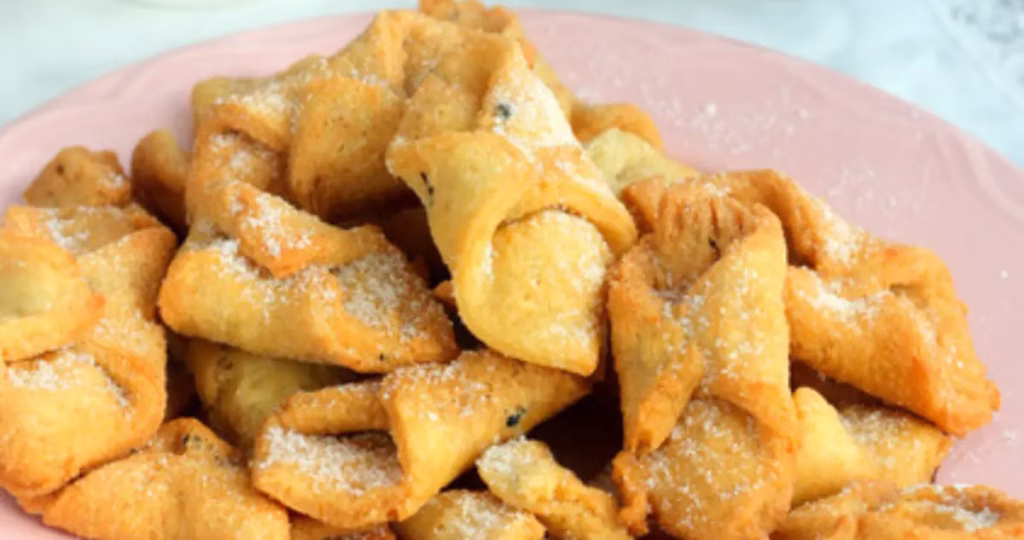 Pestiños andaluces caseros bañados en miel y ajonjolí, dulces típicos de Carnaval y Semana Santa.