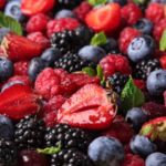 Primer plano de una tarta de frutos rojos frescos con base de masa quebrada y crema de vainilla.