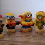 Primer plano de las pequeñas figuritas Minions sorpresa que se escondían diariamente dentro de los panes artesanales.