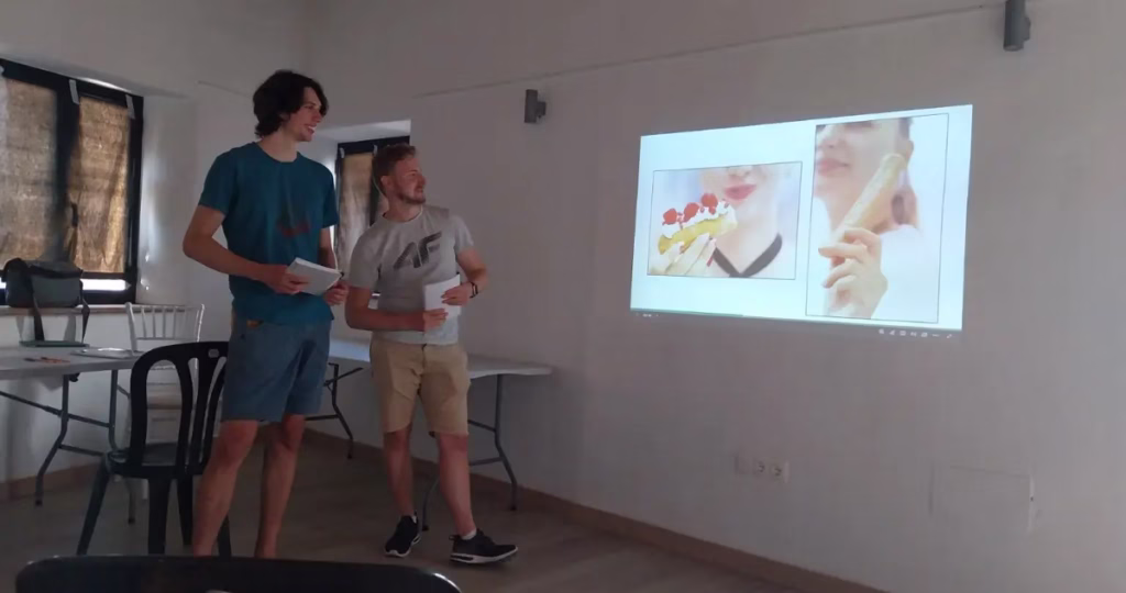 Matthias y Philipp presentando sus ideas de diseño y fotos de repostería en un proyector durante su práctica Erasmus.